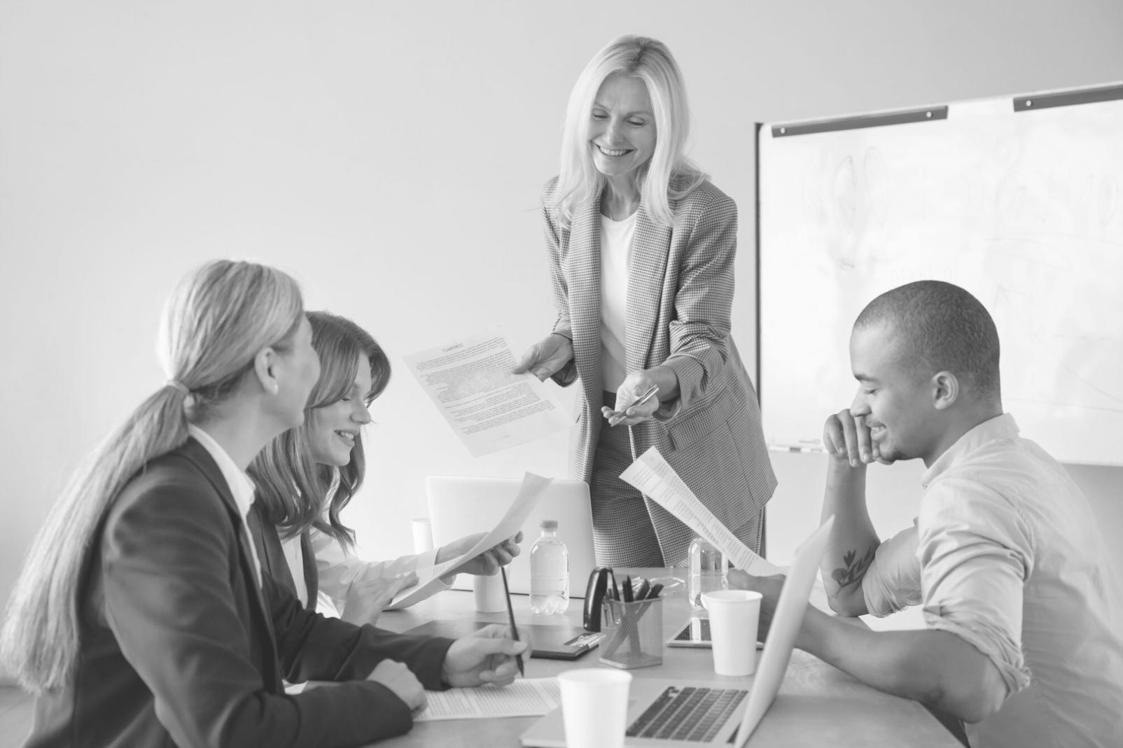 Persona organizando finanzas personales con documentos y calculadora