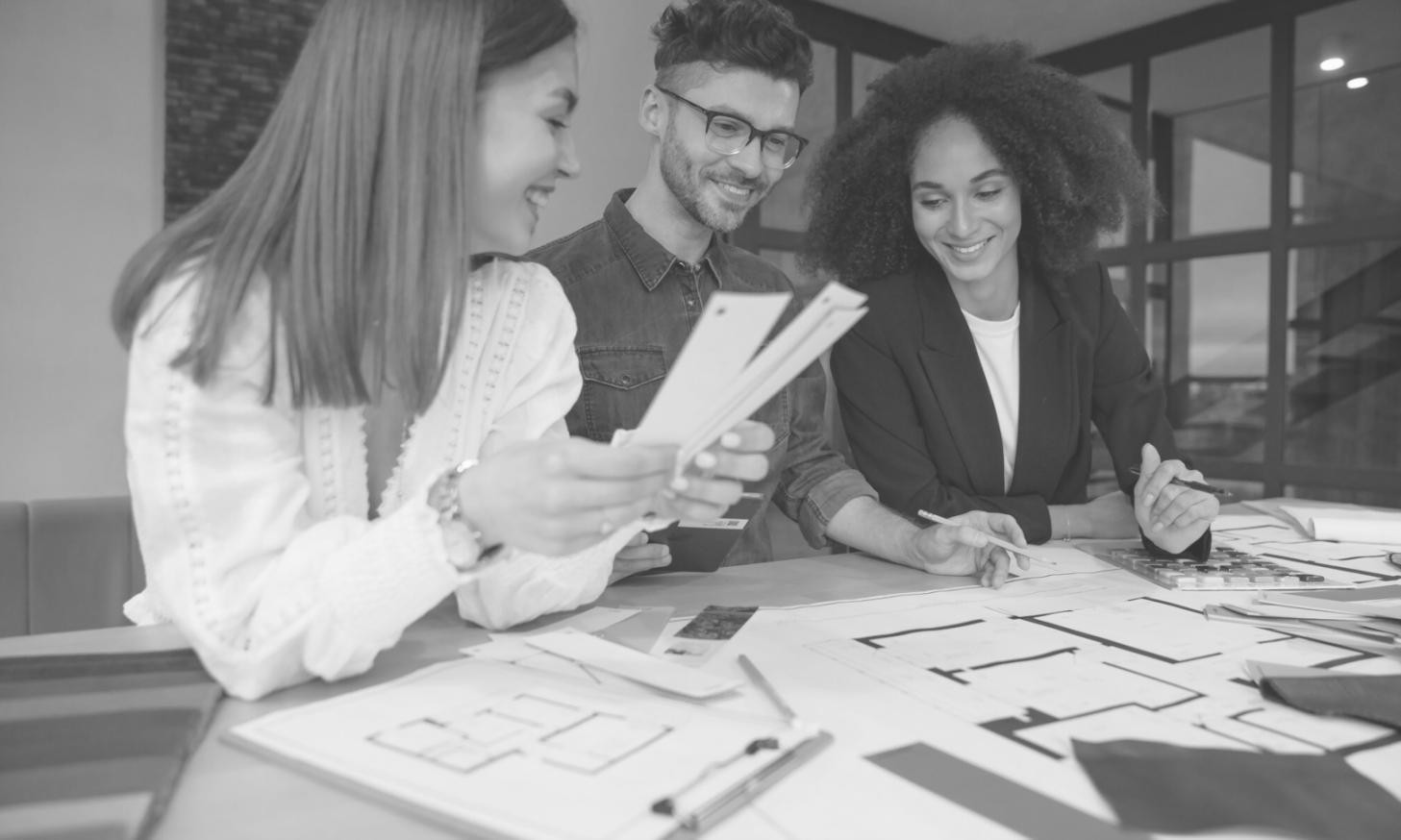 Espacio de aprendizaje colaborativo con estudiantes trabajando en finanzas personales